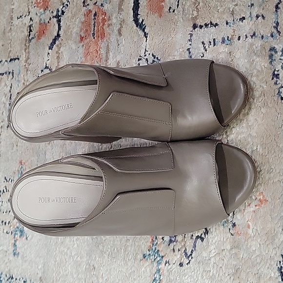 Pour La Victoire gray leather heeled mules - Picture 2 of 11